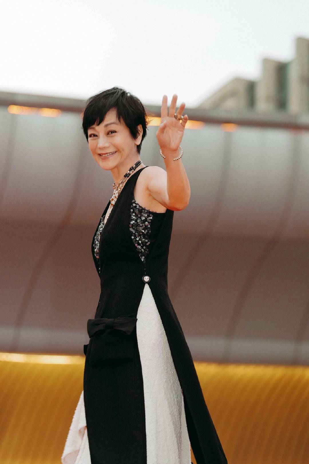 原创68岁张艾嘉才是真不老女神穿长马甲用亮片作内搭时髦又优雅