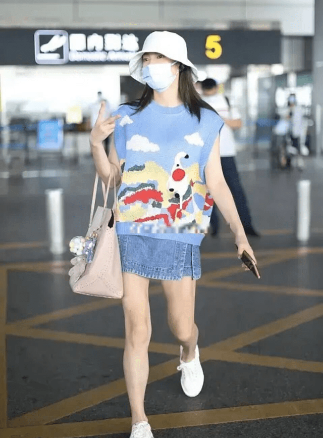 图案|张雨绮恋爱后更小女人了，穿卡通背心走机场，清爽减龄又显腿长