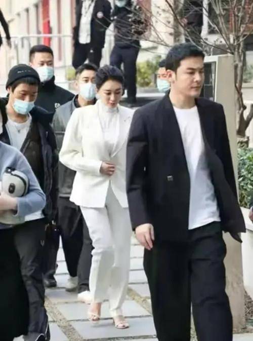 身材|44李小冉遇中年危机 肩宽体胖显富态 白西装配凉鞋很独特