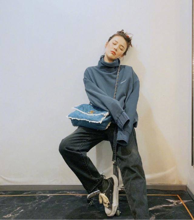 卫衣|马思纯减肥成功？穿卫衣扎丸子头，嫩回十八岁少女！