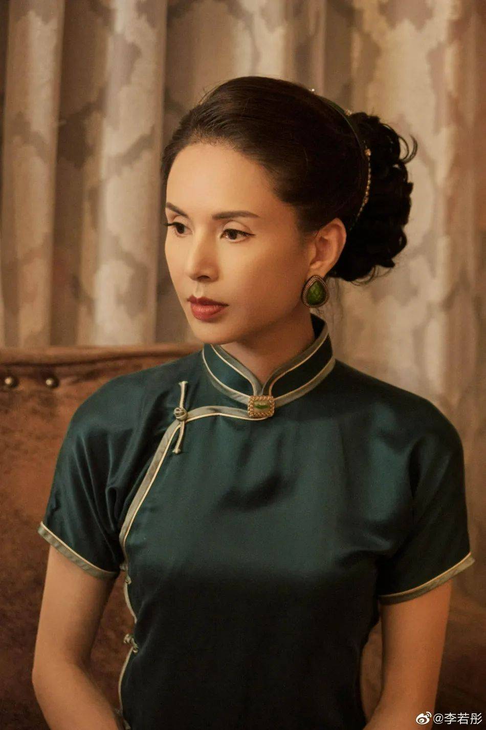 身材苗条|54岁李若彤穿旗袍太艳丽了！魔鬼身材纤细美若少女