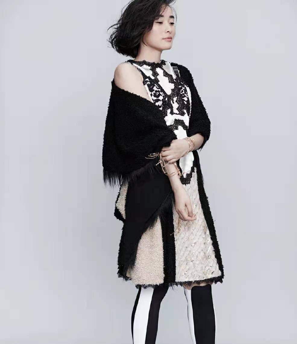 身材|吴越拍写真 穿丝绒的礼服裙秀身材 直角肩抢镜 45岁仍单身