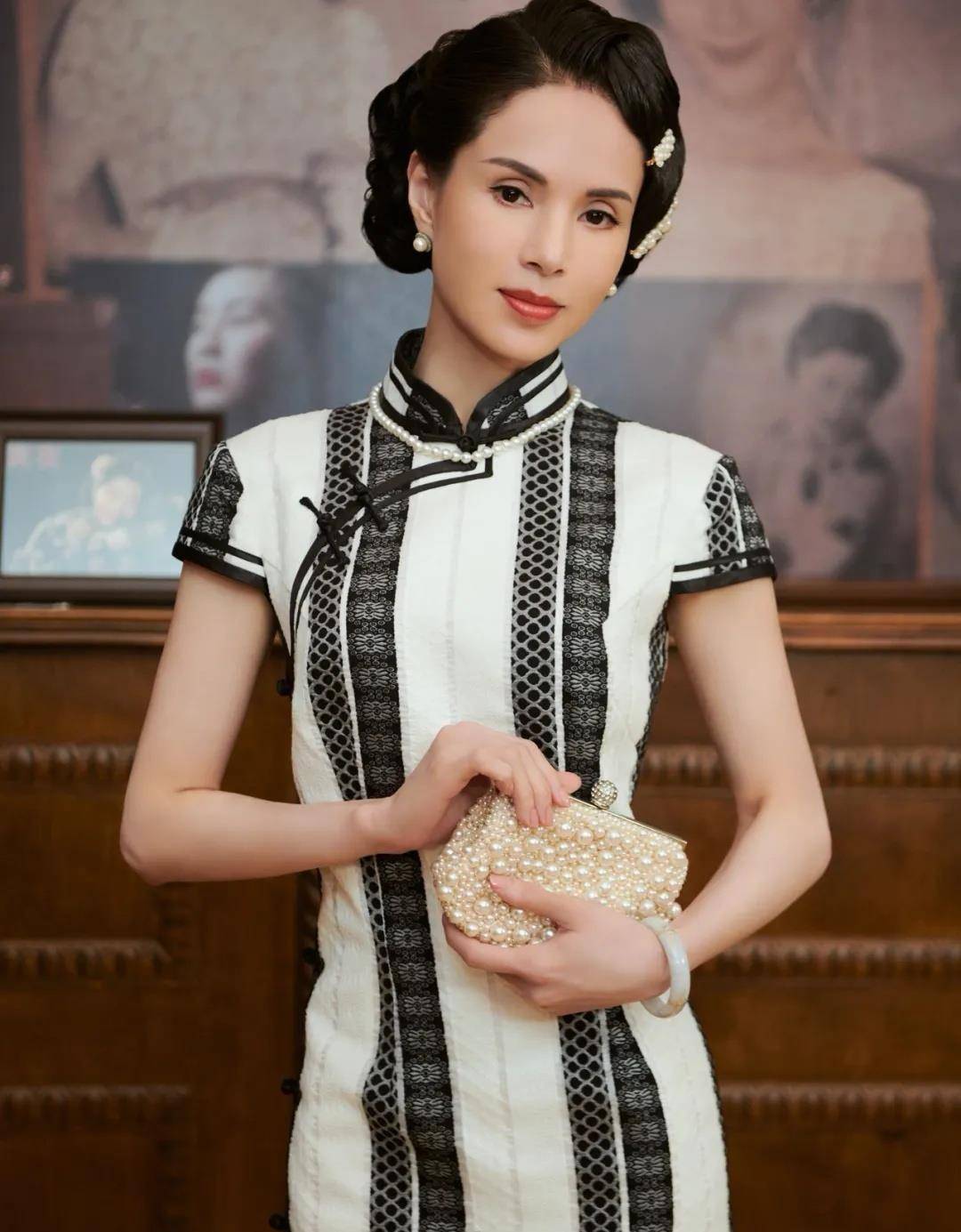 画报|李若彤最新造型，穿旗袍配复古妆容，像极了50年代画报美人