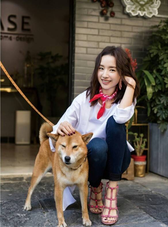 少女|董洁扮嫩技巧太自然，用简单白衬衫配牛仔裤，优雅中不乏少女感