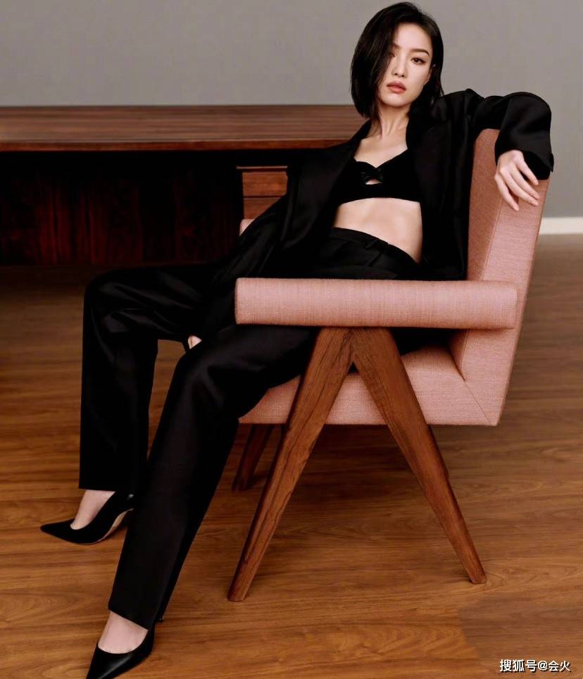 剧场|倪妮薄纱写真曝光，穿紧身裙秀蝴蝶骨美背，光脚坐地眼神迷离