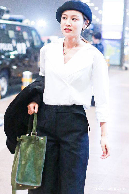 显得|叶一茜机场大胆修素颜照！少女搭配无惧年龄，34岁也清纯阳光
