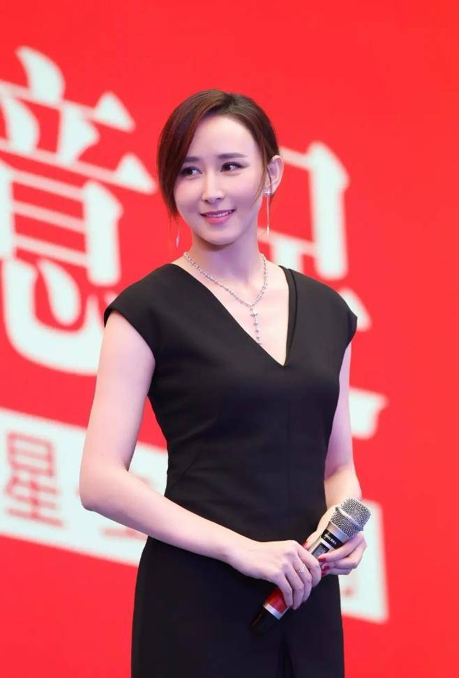 胡静才|胡静才是真正的“豪门阔太”穿黑色礼服雍容华贵 钻石项链抢镜