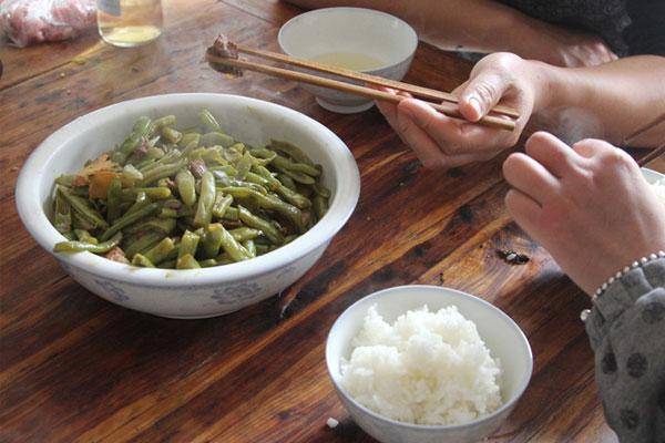 因为|存在脂肪肝的人，为什么建议常喝茶？哪些茶更适合他们？