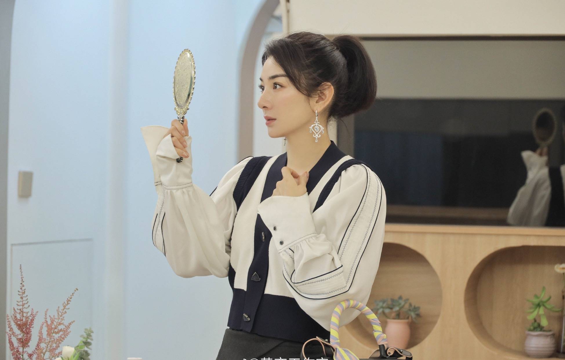 设计|黄奕不扮嫩也很少女，衬衫+长裙减龄又洋气，高马尾美得让人心动
