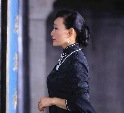 身材|60岁的陈冲不服老 穿印花旗袍走中国风“过山车”身材不简单