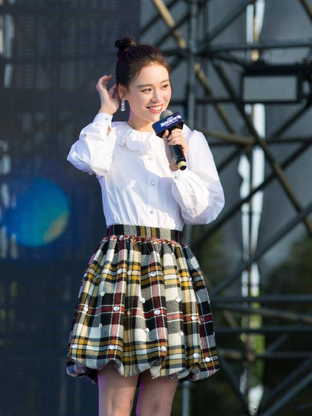 卫衣|马思纯减肥成功？穿卫衣扎丸子头，嫩回十八岁少女！