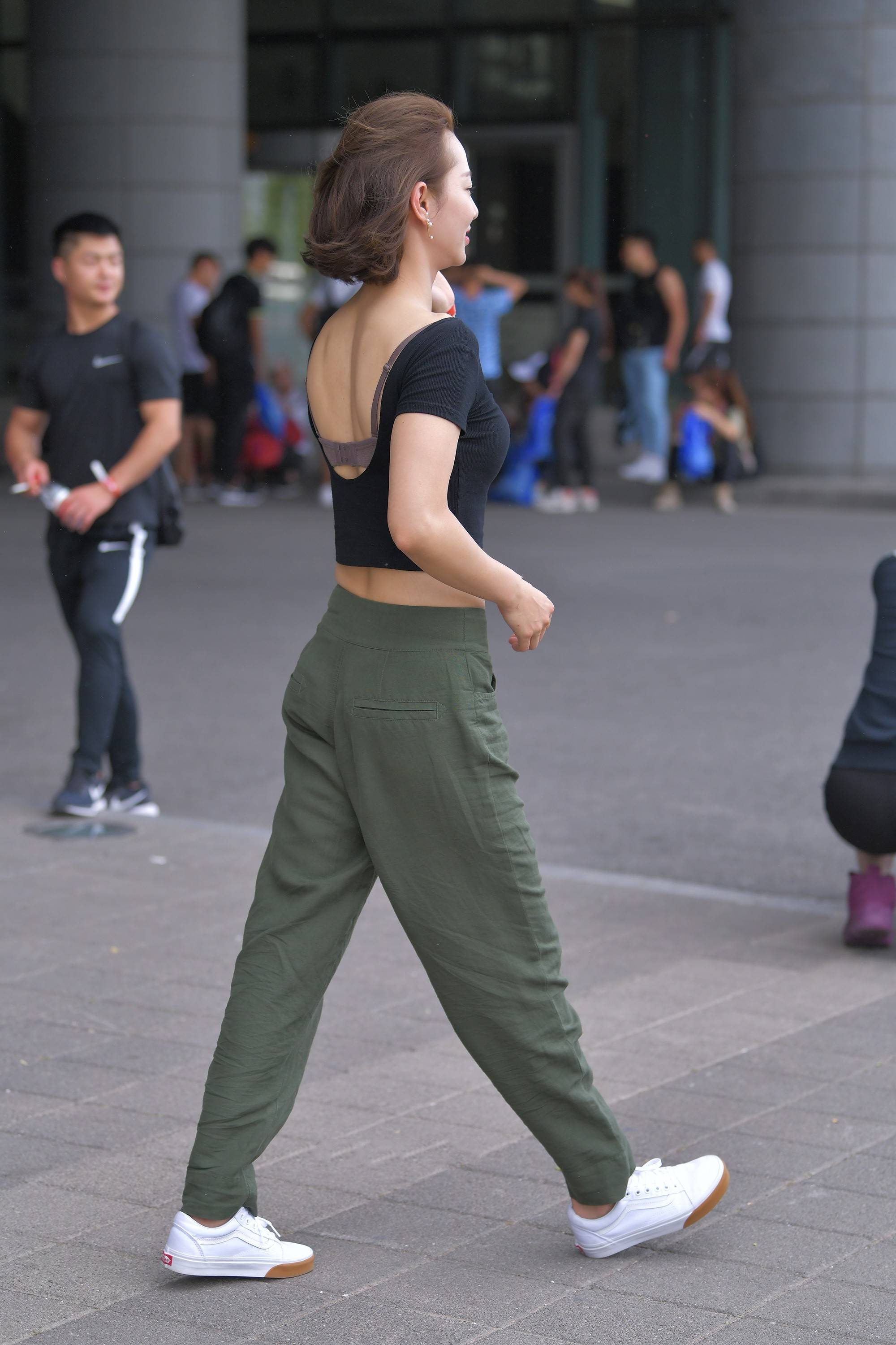 黑色|黑色修身短袖搭配绿色工装裤，简单时尚，青春减龄