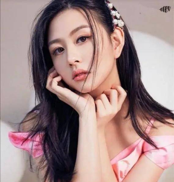 邱淑贞|邱淑贞女儿太像妈 简直是基因复制 搭配吊带裙演绎骨感美