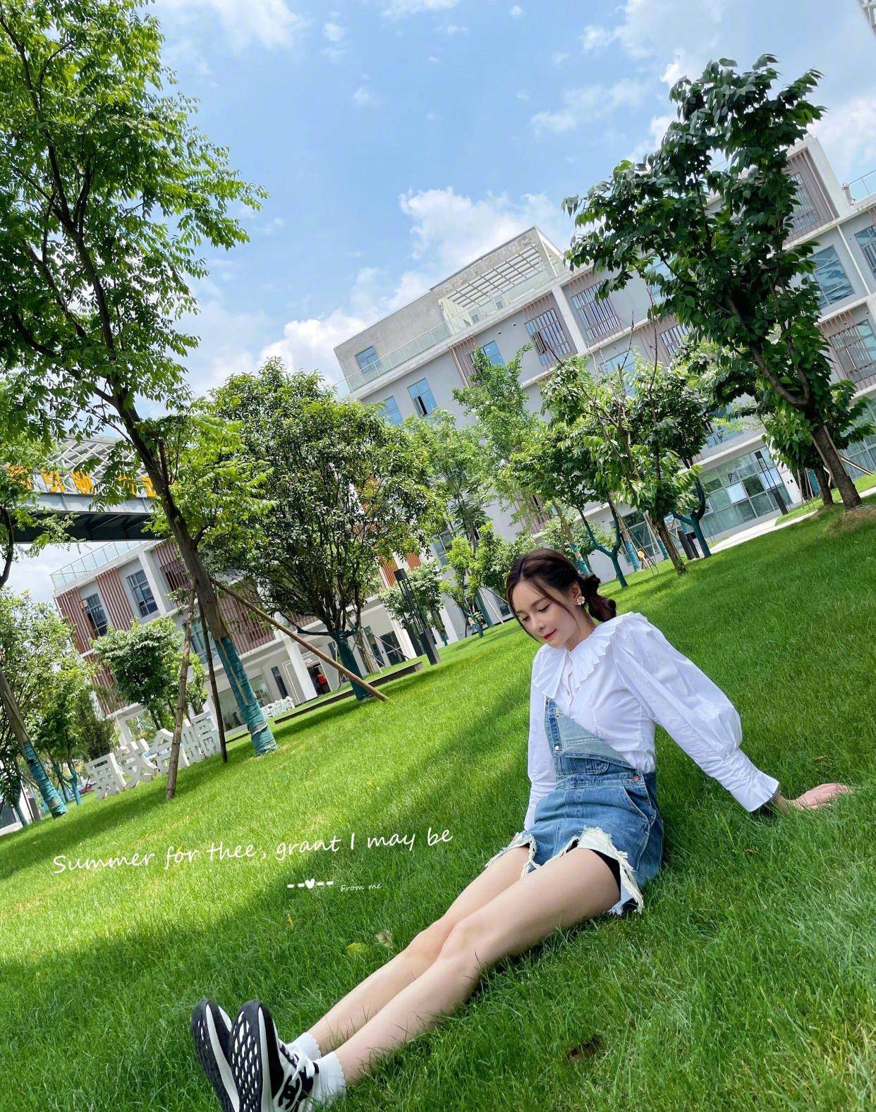 吊带|沈梦辰夏日穿搭堪称时尚教科书，瞬间减龄20岁，活力少女必备