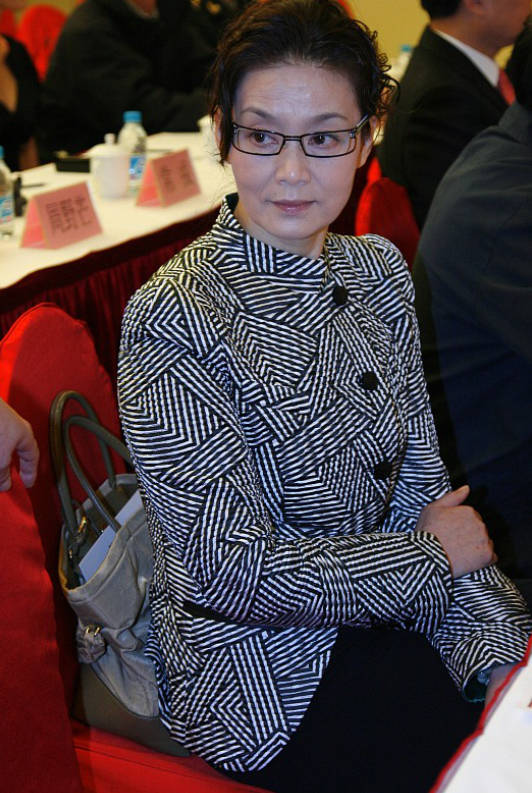 线条美|潘虹的半裙穿搭真有气质,五六十岁妈妈学她这样穿,优雅地老去