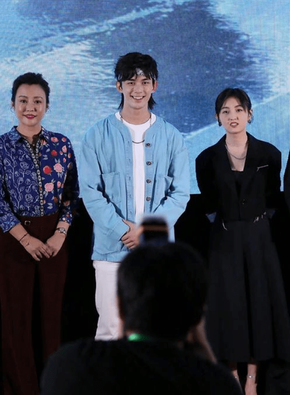 身材|郝蕾胖得坦荡,穿印花衬衫无惧“阿姨肚”,站小鲜肉边上不虚气场