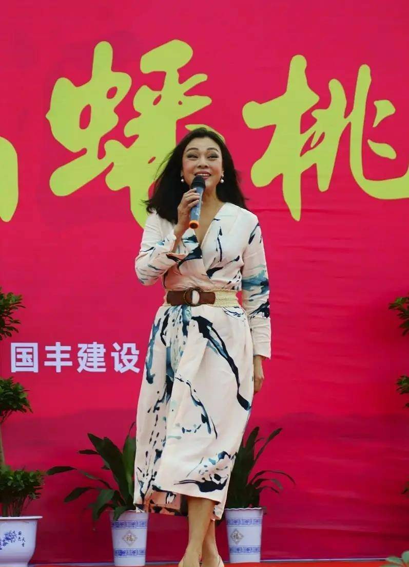 身材|55岁史可与外籍老公同框，穿白色薄纱好优雅，气质不减当年