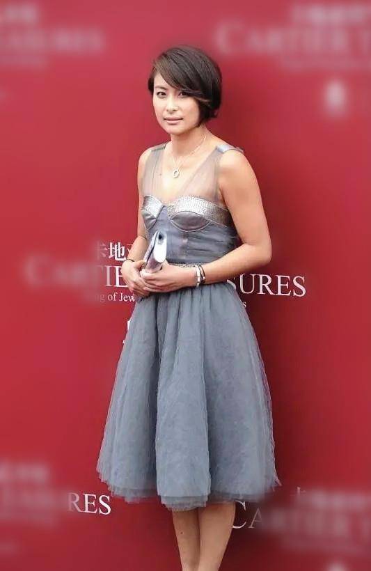 披肩|郭晶晶造型大变样 穿薄纱连衣裙走“公主风”“风吹式”刘海挺潮