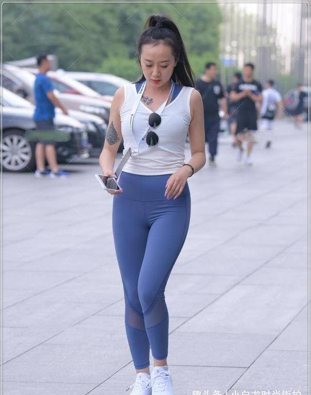 好身材|瑜伽裤和牛仔短裤，都是简单易搭的时尚单品，修饰显瘦凸显好身材