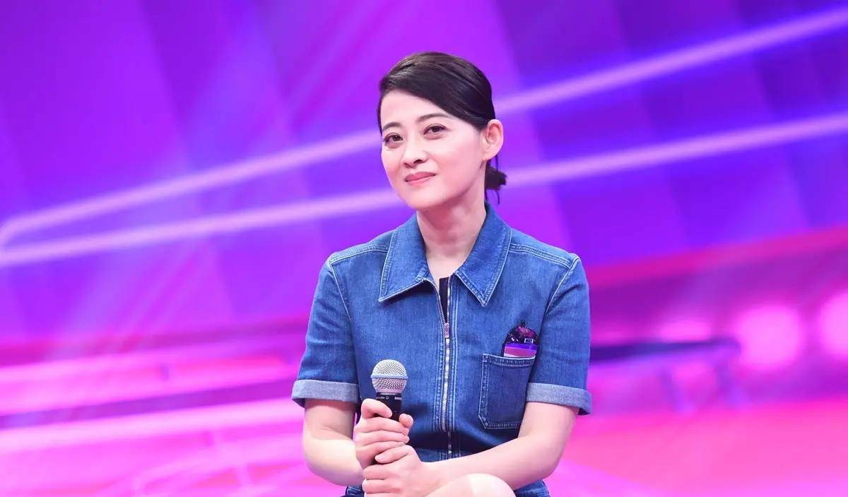 身材|46岁梅婷好会穿 牛仔连体裤穿出少女感“腿龄”最多26