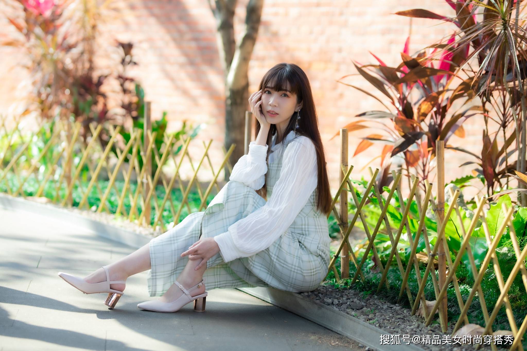 吊带|小姐姐身穿格子连体裤，干练优雅气质，妥妥的精致女神