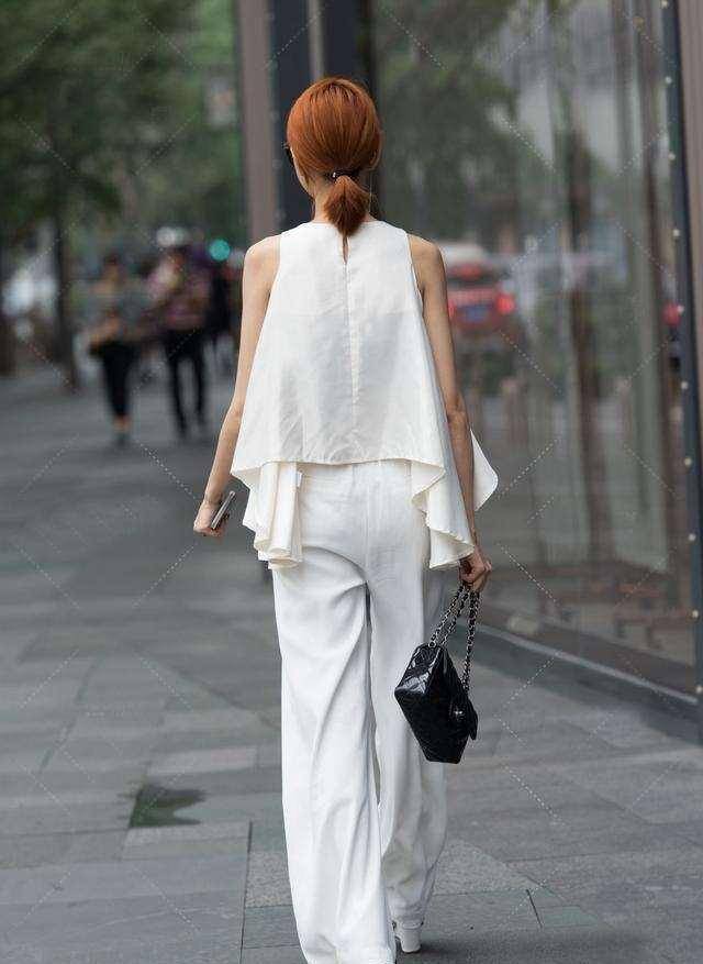 郭碧婷|白色时尚运动鞋搭配白色休闲打底裤,修饰腿型,增加女性的美感