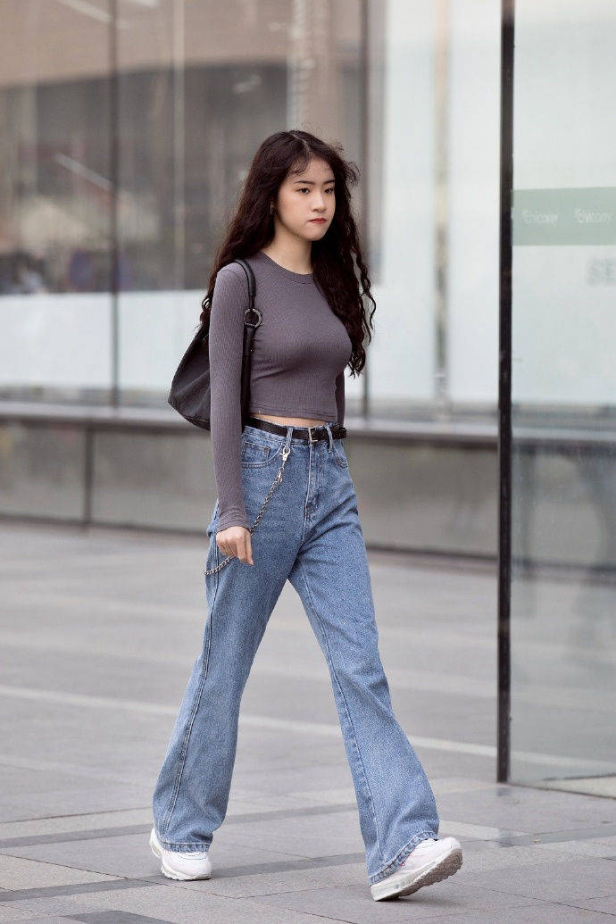 青春|灰色的百褶裙修身又显腿长，搭配高跟鞋更加时尚