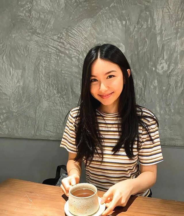 服装|关礼杰女儿关枫馨，搭配简约服装气质不凡，外籍男友又高又帅