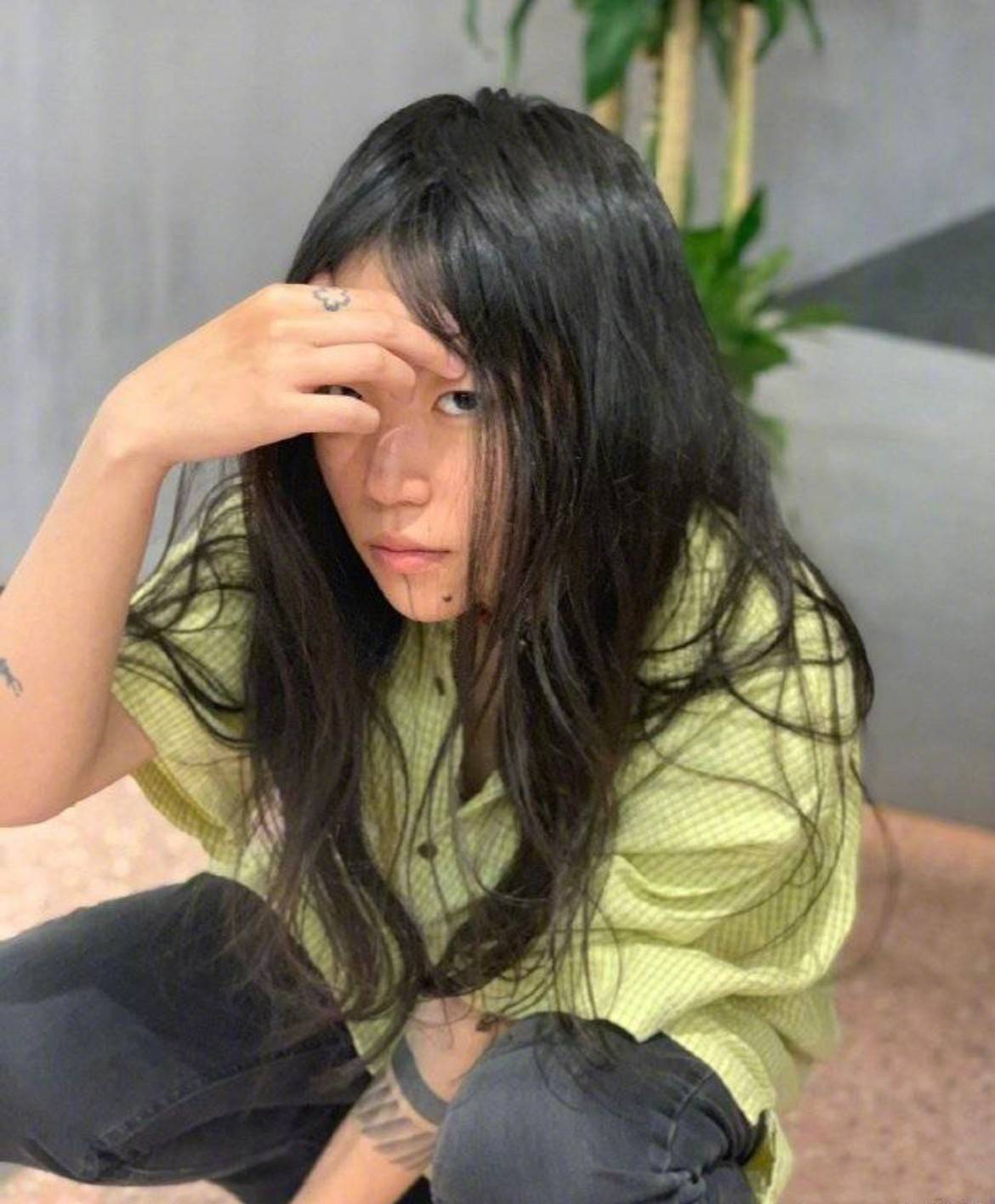 叛逆|窦靖童换长发就不再叛逆了？她的穿搭告诉我们，她还是喜欢中性风