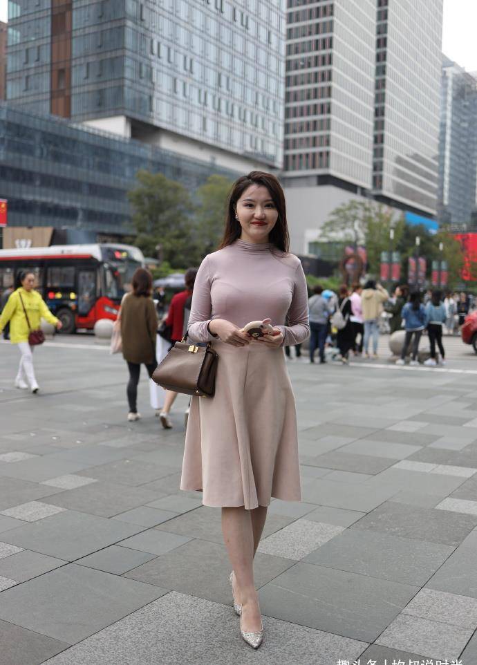 魅力|穿裙子要选风格高级的，配上修身的剪裁，让气质轻松变得靓丽大方