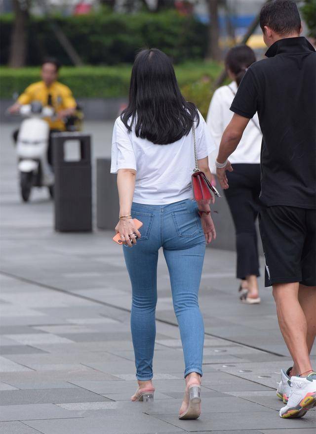 显得|穿上时尚美女最爱的打底裤装扮，显得青春又减龄，修身显瘦