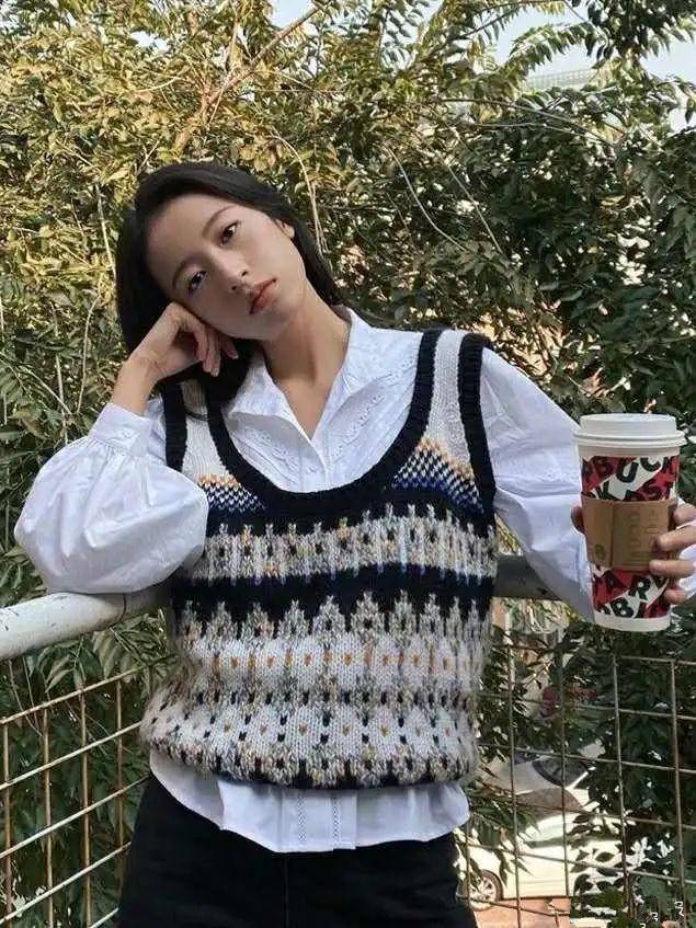 张雨绮|张雨绮的时尚真难懂！大热天穿针织马甲配短裙，到底是冷还是热？