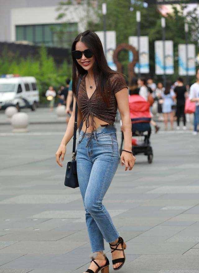 郭碧婷|白色时尚运动鞋搭配白色休闲打底裤,修饰腿型,增加女性的美感