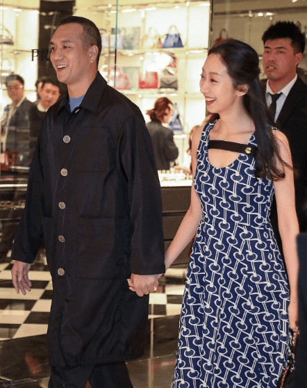 黄觉|黄觉妻子原来是个美女，穿印花裙优雅又娇嫩，两人同台很有夫妻相