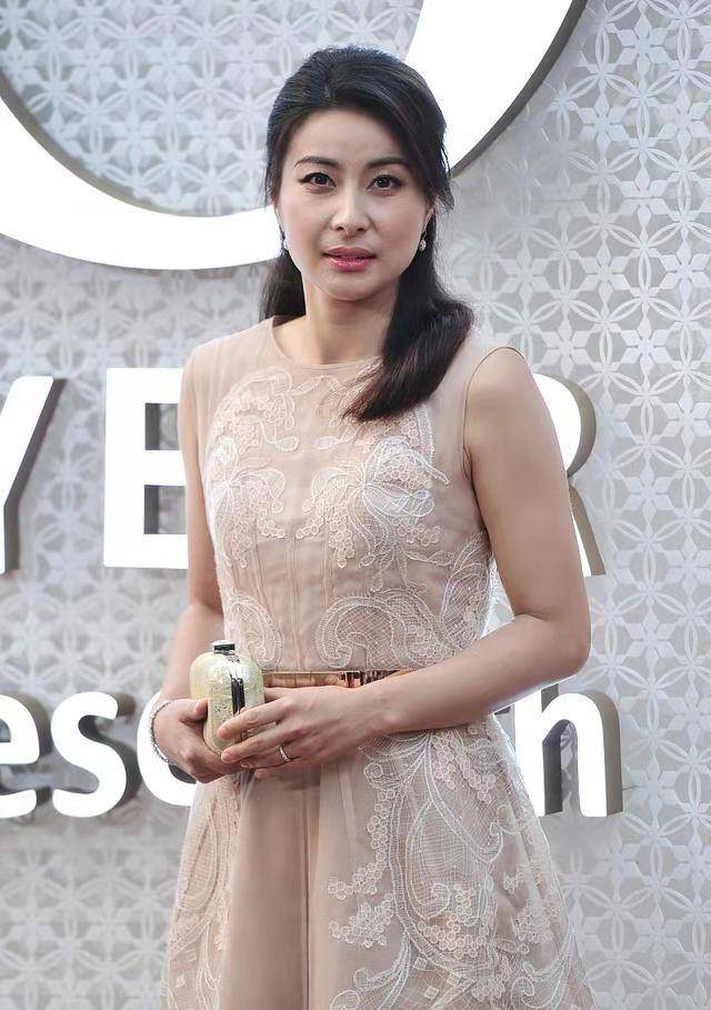 披肩|郭晶晶造型大变样 穿薄纱连衣裙走“公主风”“风吹式”刘海挺潮