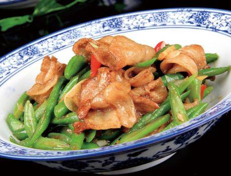 做法|农家小炒肉，青椒要焯水吗？多数人做错了，难怪不鲜香不好吃