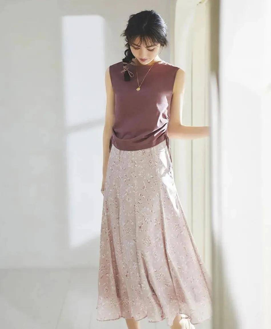 浅色|立秋时节适合简单气质的穿搭,35岁以上照着穿,优雅又高级!