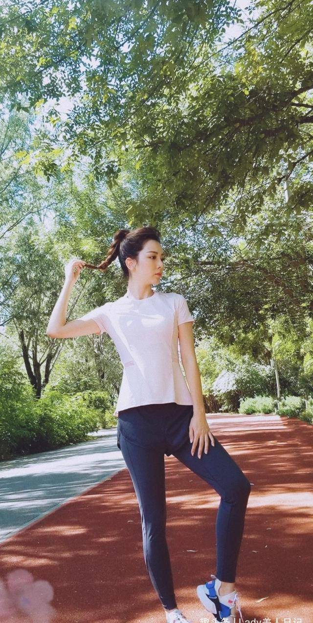 南儿|李思思健身都这么精致，穿粉色运动衣配修身运动裤，竹竿腿太吸睛