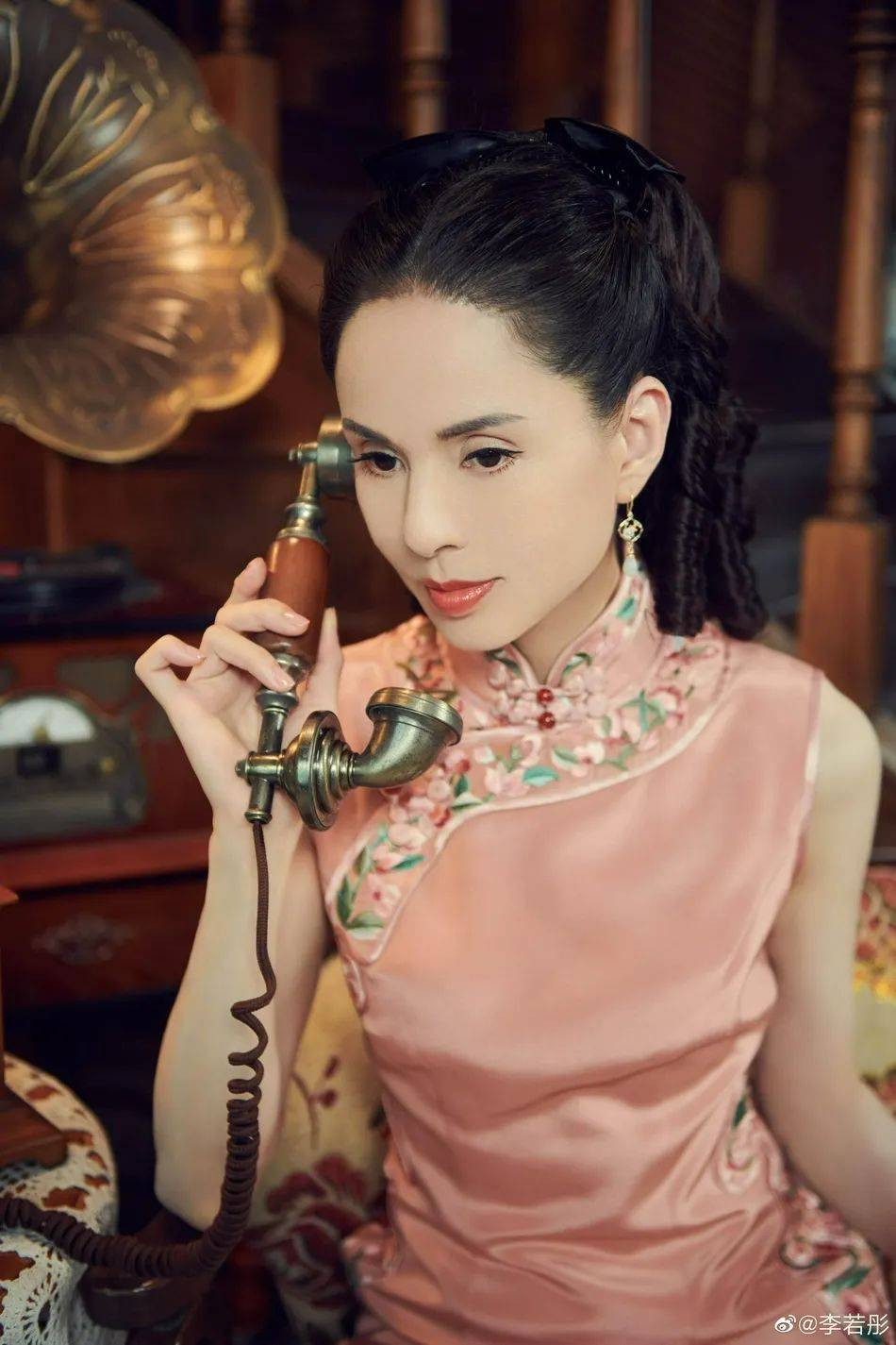 身材苗条|54岁李若彤穿旗袍太艳丽了！魔鬼身材纤细美若少女