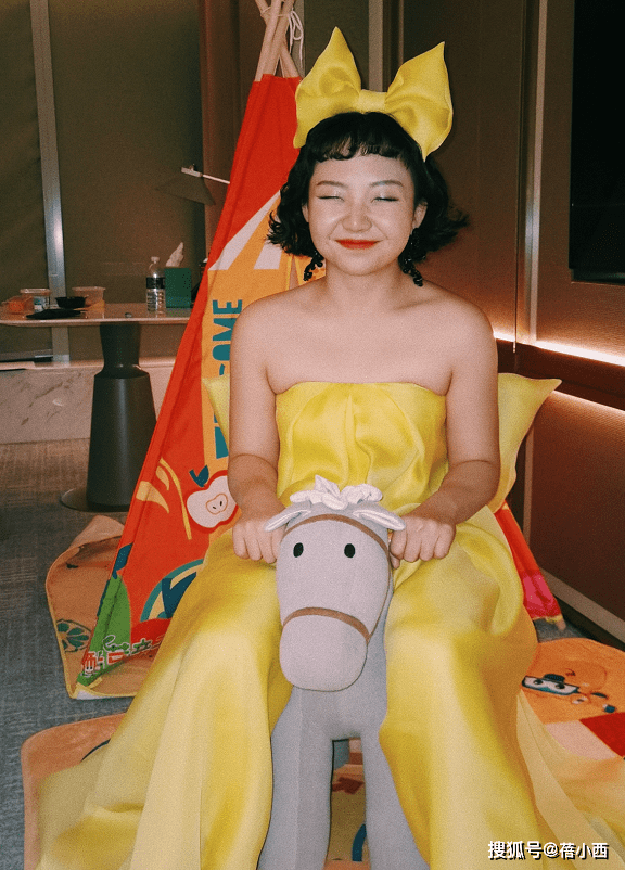 标准|辣目洋子颠覆审美标准，小眼睛大圆脸，穿黄色抹胸裙却意外时髦