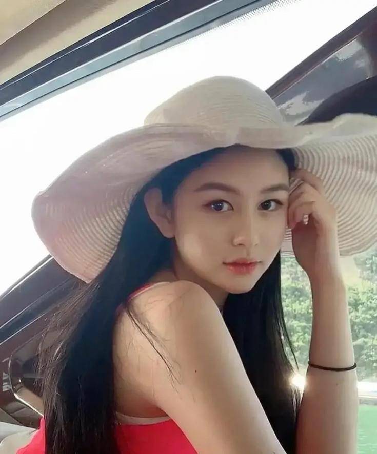 邱淑贞|邱淑贞女儿太像妈 简直是基因复制 搭配吊带裙演绎骨感美