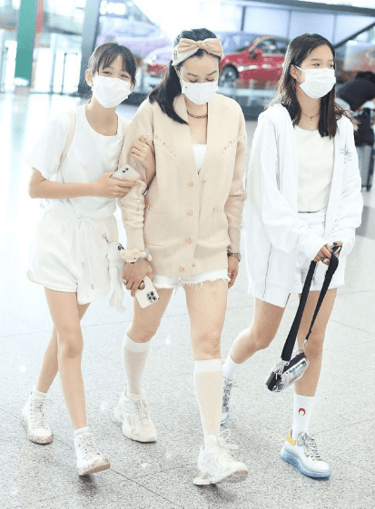 个性|钟丽缇母女三人走机场，穿同色短裤齐秀美腿，女儿也开始发育变美