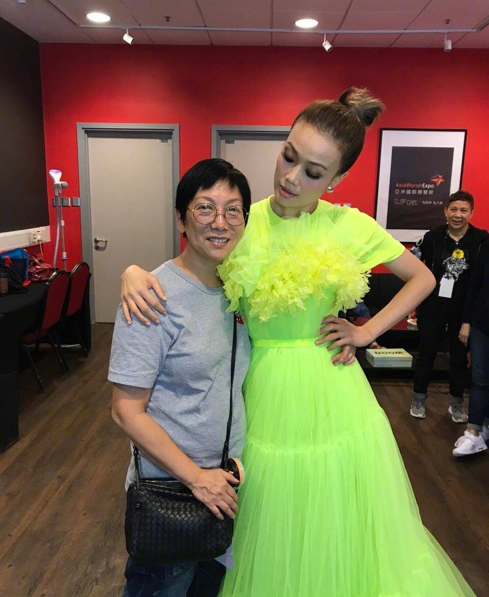 整体|皮肤不白的女人也能穿荧光色，容祖儿这造型，感觉就挺晃眼睛的