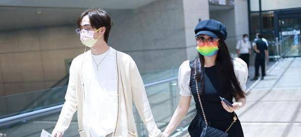 设计|伊能静儿子首次走机场，牵着妈妈贴心呵护似小男友，终于变爷们