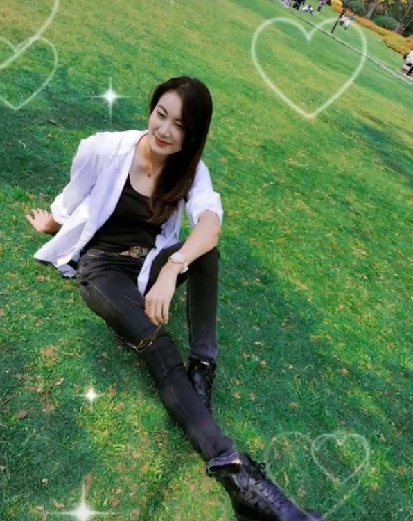 贵妇|谢杏芳和儿子晒游玩照 穿白色衬衫走“贵妇”风，手表价值不菲