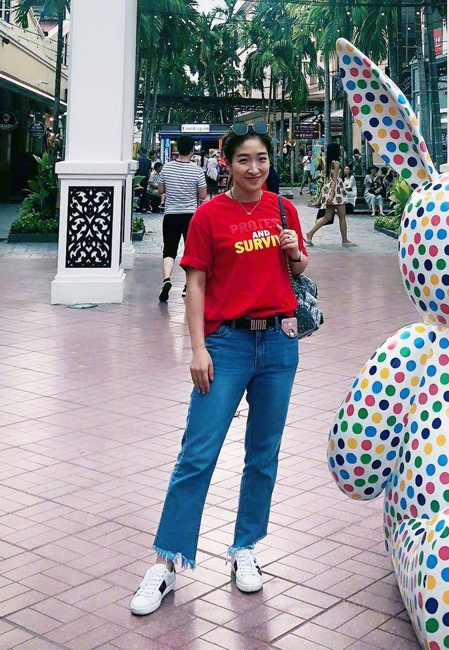 整体|刘诗雯日常造型很养眼，条纹T恤+运动裤舒适时髦，这样穿甜美可爱