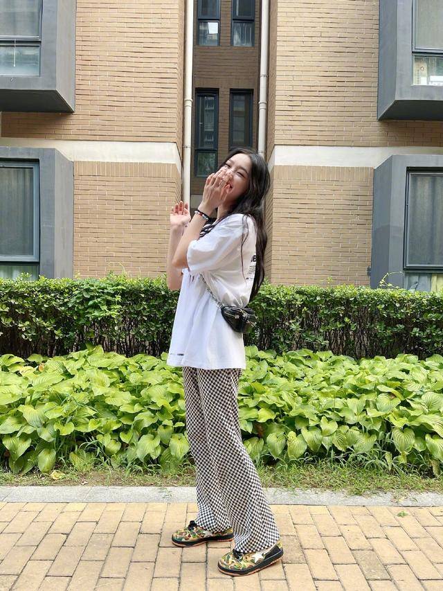 校园|星爷眼光真好，林允穿“白T+阔腿裤”扮校园女神，宛如初恋般清纯