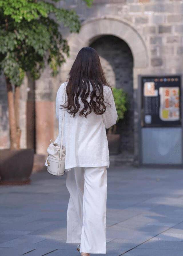 感觉|白色西服套装，叠穿更有层次感，干练又时尚