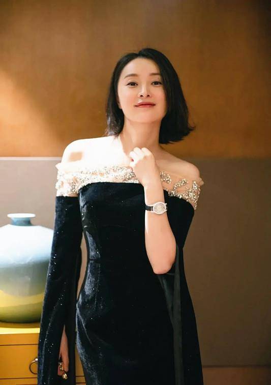 身材|吴越拍写真 穿丝绒的礼服裙秀身材 直角肩抢镜 45岁仍单身