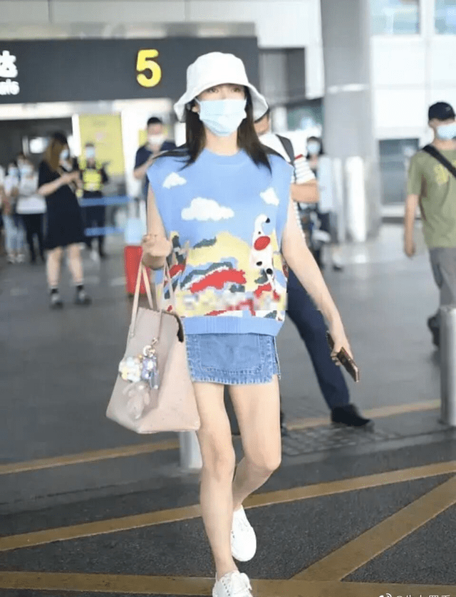 图案|张雨绮恋爱后更小女人了，穿卡通背心走机场，清爽减龄又显腿长
